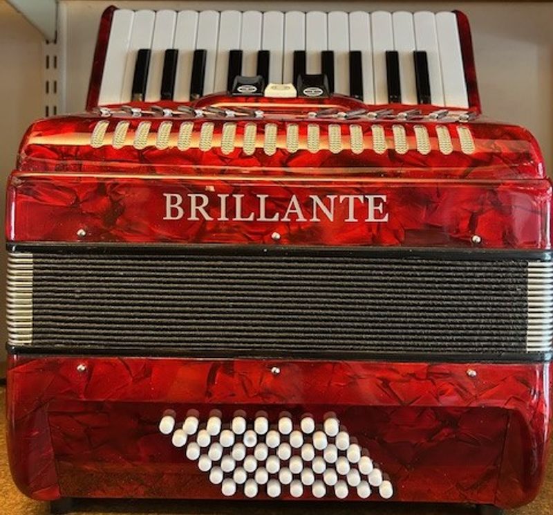 Brillante 2-Korig, 3 Registre 26/48. 26 diskanter / 48 basser RØD utgave